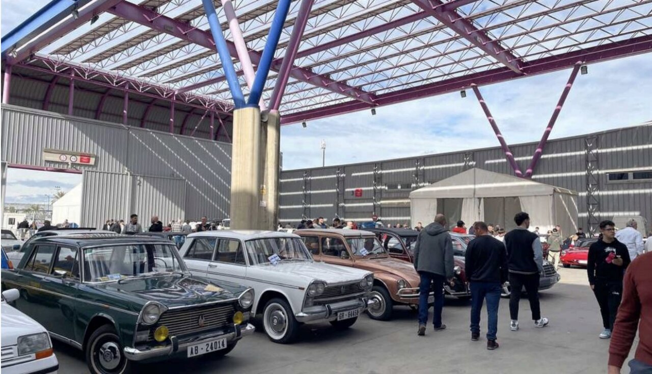 Expositores y visitantes en el salón del automóvil clásico Retro Málaga