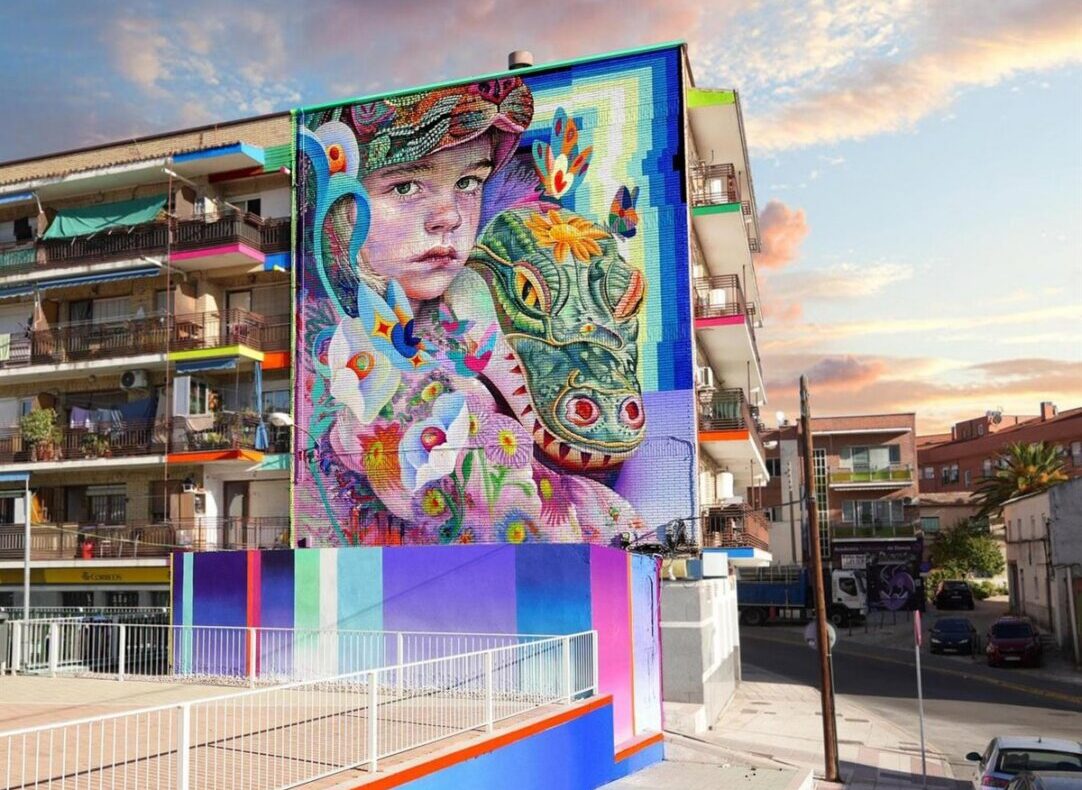 Mural colorido en Moratalaz con un niño y un cocodrilo