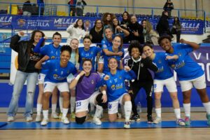 Jugadoras del Melilla Torreblanca celebrando su victoria en el partido