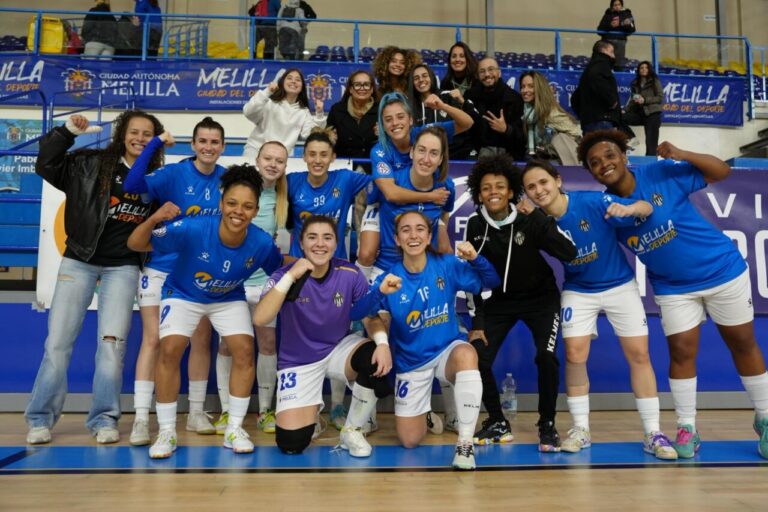 Jugadoras del Melilla Torreblanca celebrando su victoria en el partido