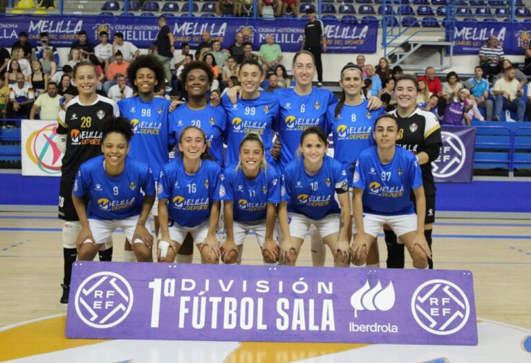 Equipo de fútbol sala femenino del Melilla Torreblanca en una competición