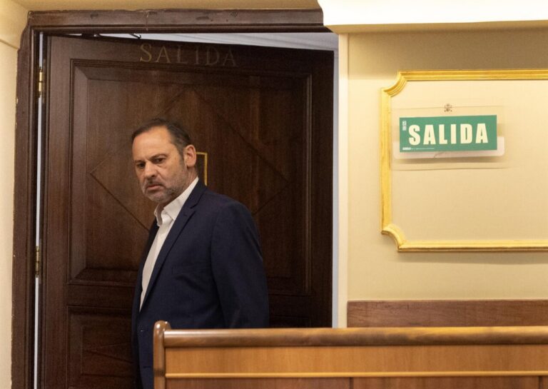José Luis Ábalos saliendo de un despacho en el Congreso de los Diputados