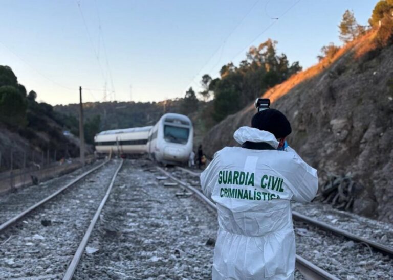Investigador de la Guardia Civil en la escena del accidente ferroviario en Adamuz