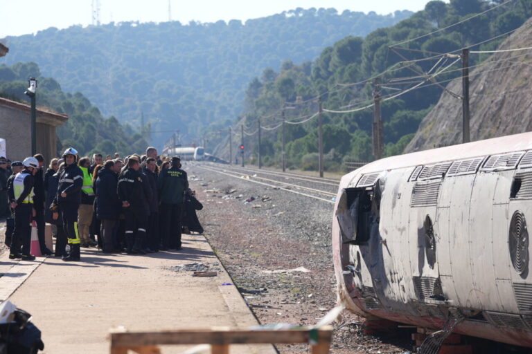 Accidente ferroviario en Adamuz con tren volcado y rescatistas presentes