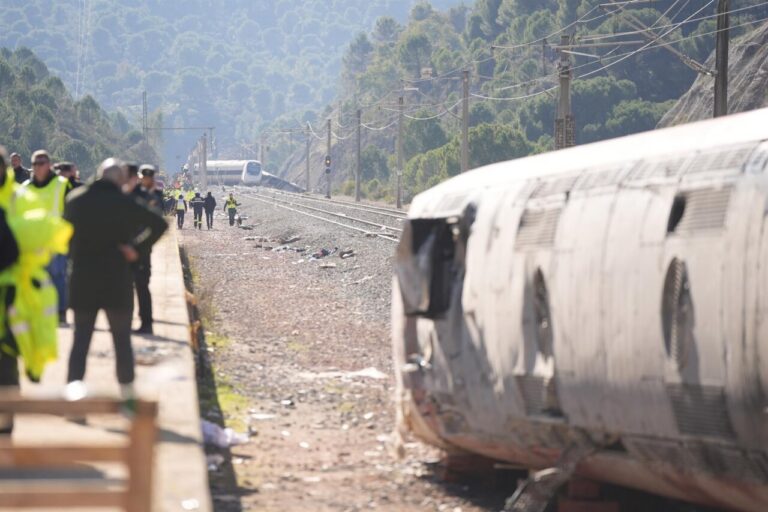Imagen del accidente ferroviario en Adamuz, Córdoba, con tren descarrilado y servicios de emergencia.