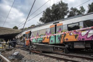 Tren descarrilado en Gelida, Cataluña, tras un accidente ferroviario.