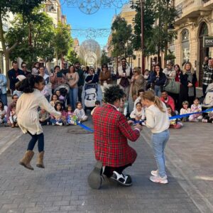 Niños disfrutando de una actuación infantil en Melilla