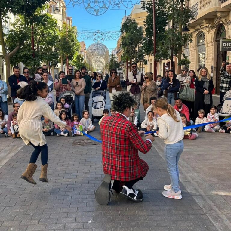 Niños disfrutando de una actuación infantil en Melilla