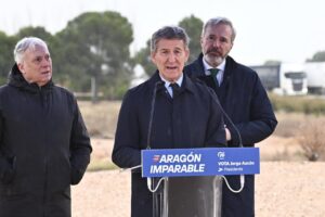 Alberto Núñez Feijóo hablando en un acto electoral en Aragón