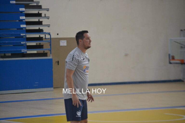 Alberto Rodríguez, entrenador del Club Voleibol Melilla, durante un partido