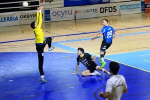 Jugadores de balonmano en acción durante un partido en Algeciras.