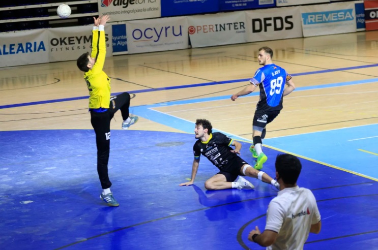 Jugadores de balonmano en acción durante un partido en Algeciras.