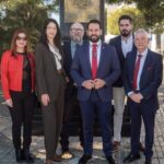 Amin Azmani y miembros de Somos Melilla en un evento público