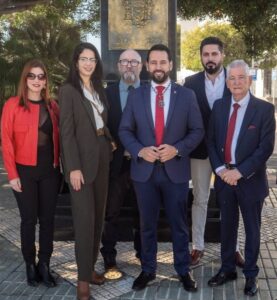 Amin Azmani y miembros de Somos Melilla en un evento público