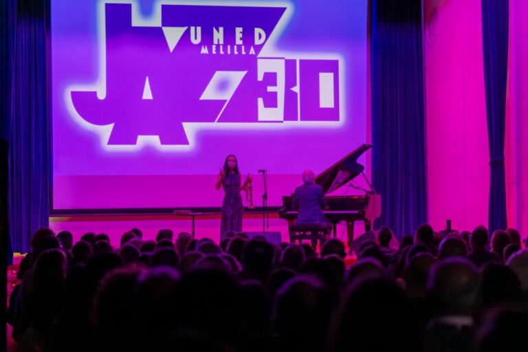 Andrea Motis actuando en un concierto de jazz en Melilla