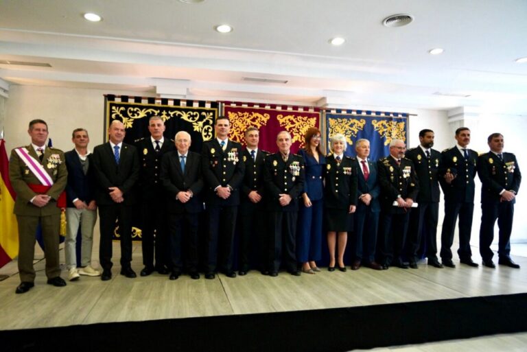 Grupo de agentes de la Policía Nacional en el aniversario de su creación