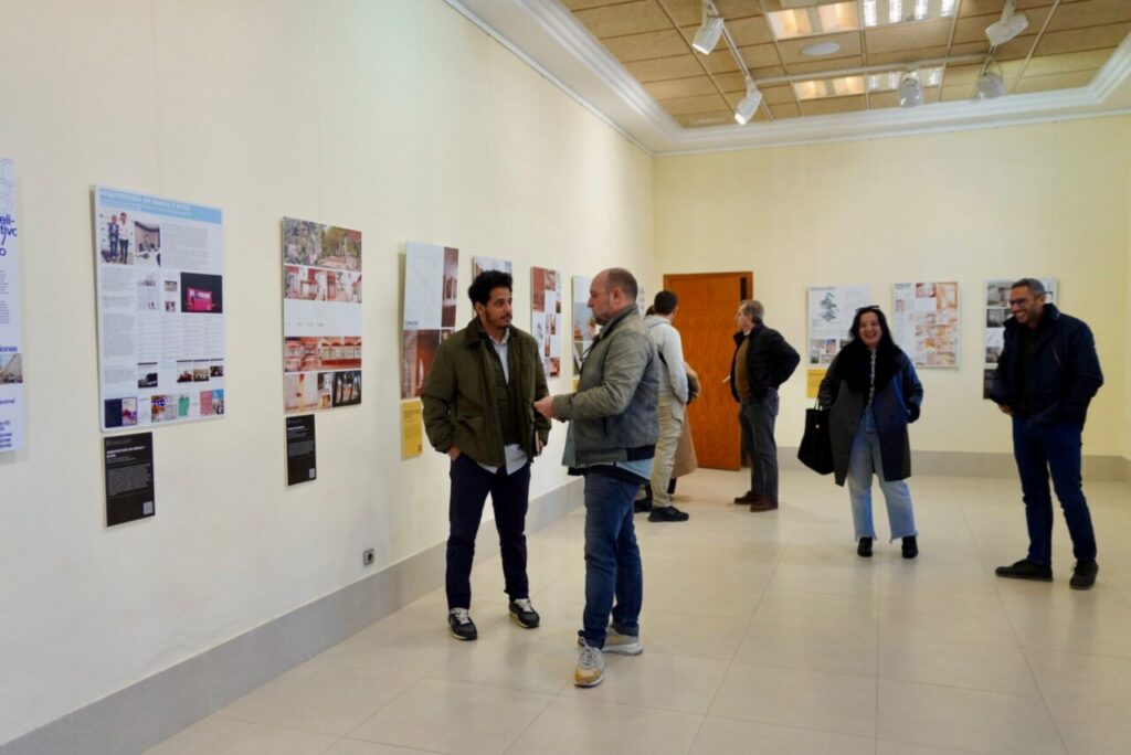 Visitantes observando la exposición de arquitectura en Melilla