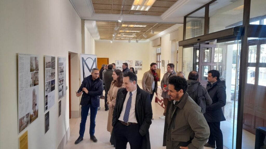 Asistentes observando la exposición de arquitectura en Melilla