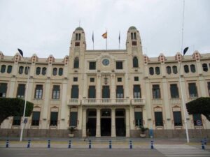 Edificio de la Asamblea de Melilla con banderas en el techo