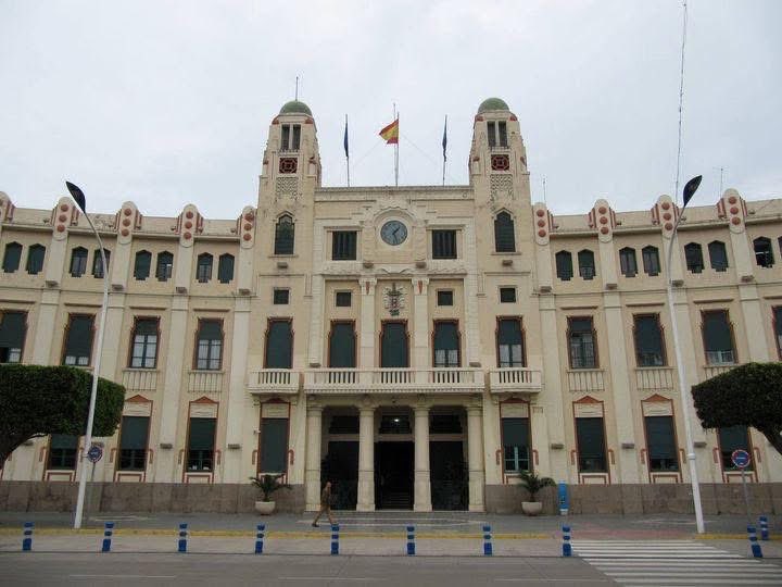 Edificio de la Asamblea de Melilla con banderas en el techo