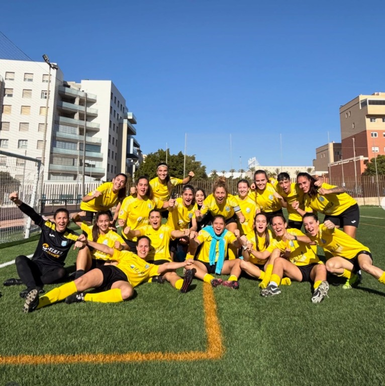 Jugadoras del Melilla Ciudad del Deporte celebrando en el campo de fútbol