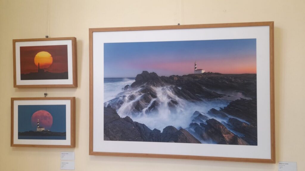Fotografía de una exposición sobre viajes en el Club Marítimo