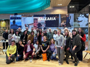 Grupo de creadores de contenido en el stand de Baleària en FITUR