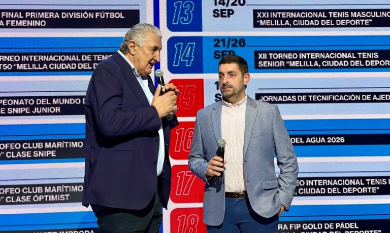 Dos hombres hablando sobre eventos deportivos en Melilla