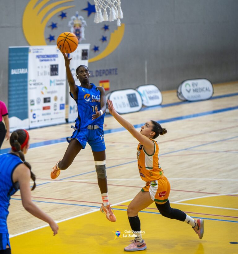 Jugadora del MCD La Salle Nacional lanzando el balón hacia la canasta
