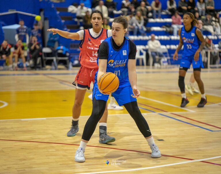 Jugadora del MCD La Salle en acción durante un partido de baloncesto