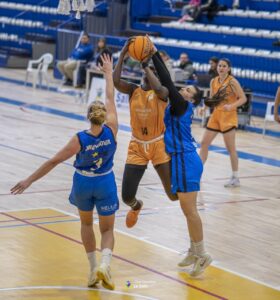 Jugadoras de baloncesto en acción durante un partido en Melilla