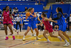 Jugadoras de baloncesto compitiendo en un partido en el Pabellón Guillermo García Pezzi.
