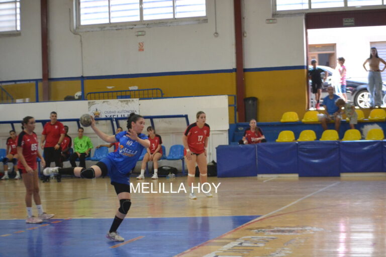 Jugadora del Club Balonmano T-Maravilla Melilla lanzando el balón en un partido.
