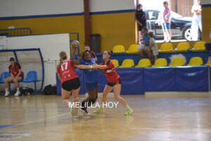 Jugadoras del Club Balonmano T-Maravilla Melilla en acción durante un partido