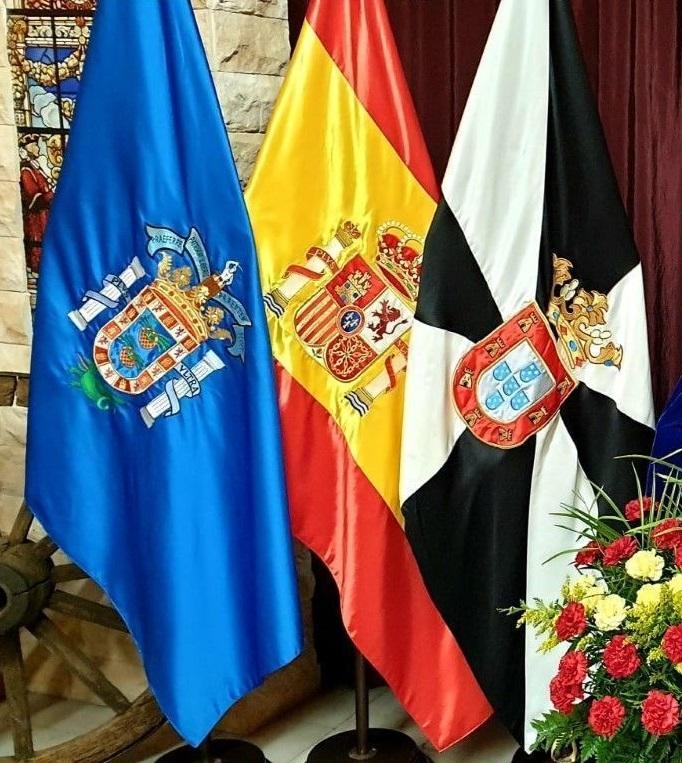 Banderas de Ceuta y Melilla junto a la bandera de España