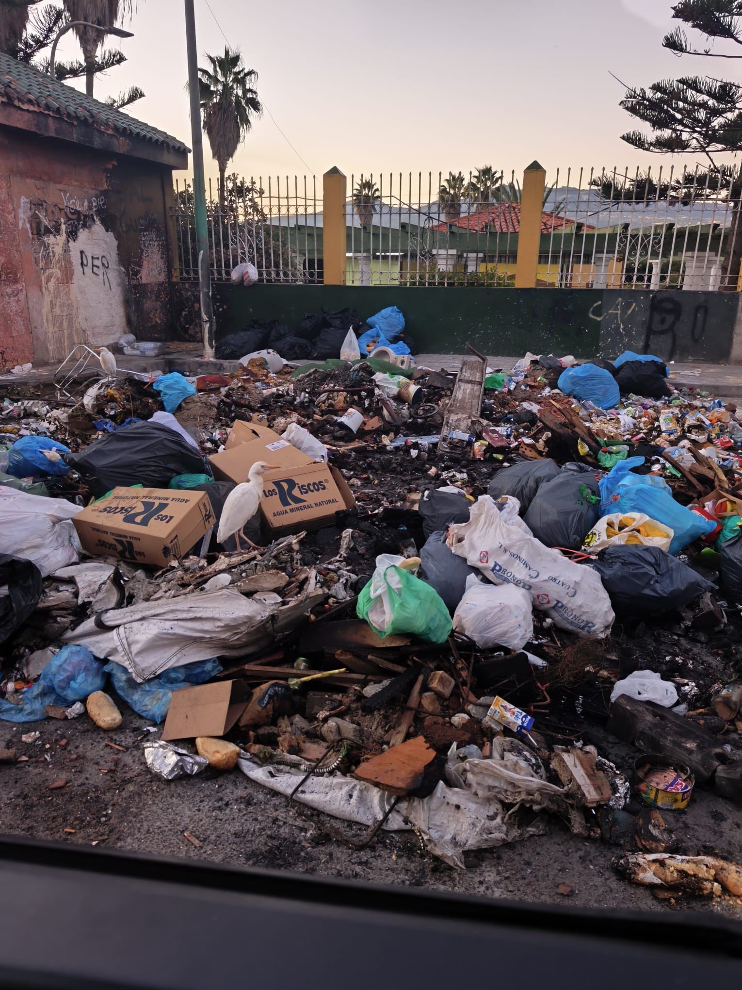 Montón de basura acumulada en una calle de Melilla