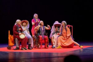 Actores en escena durante la obra de teatro Las bingueras de Eurípides