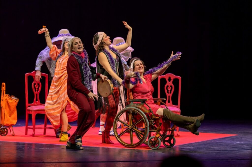 Actrices en escena durante la obra de teatro Las bingueras de Eurípides.