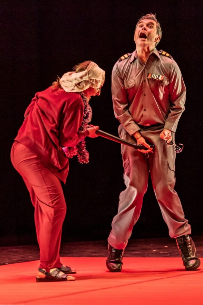 Actores en escena durante la obra de teatro Las bingueras de Eurípides
