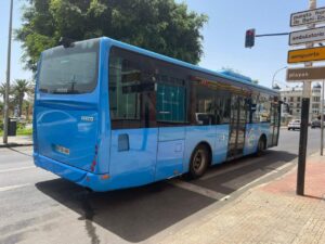 Autobús urbano de Melilla en la calle con señalización