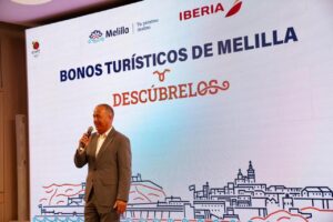 Miguel Marín presentando bonos turísticos en Melilla