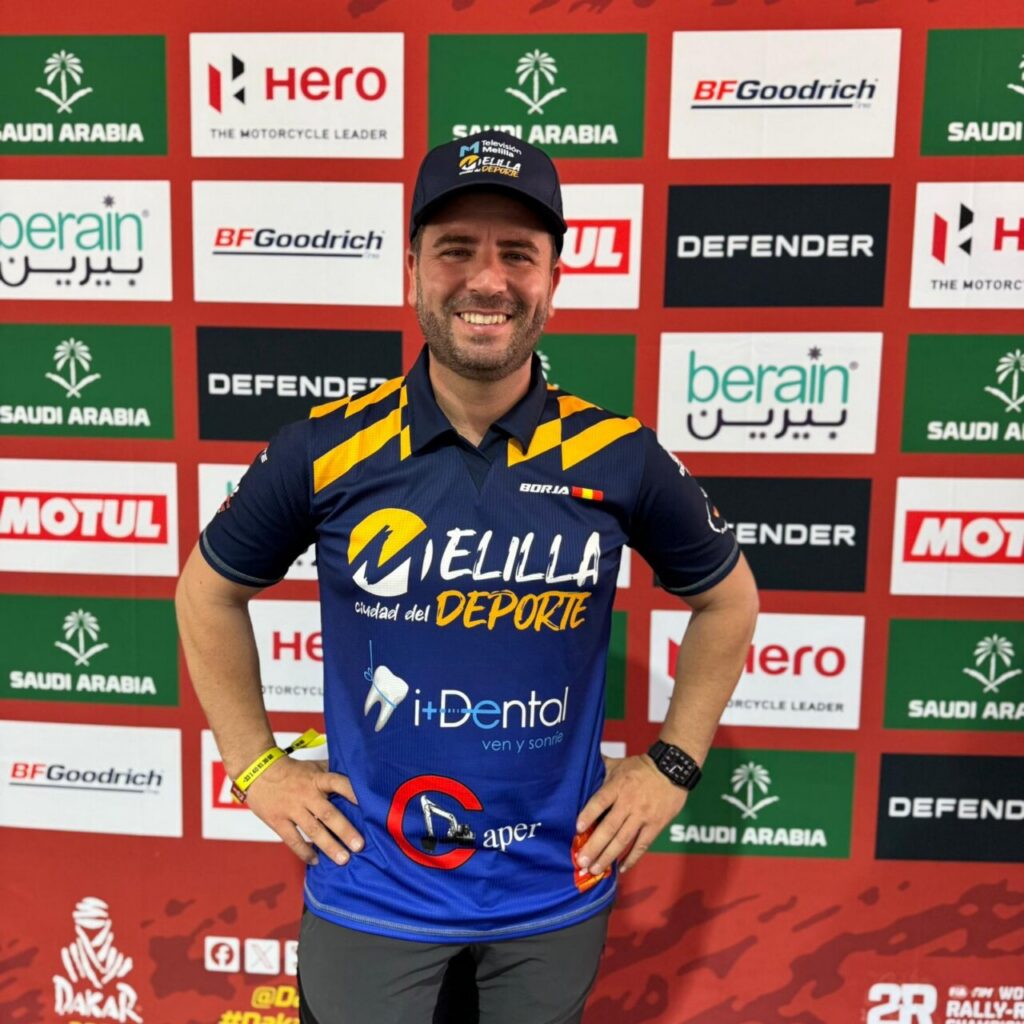 Borja Pérez Casimiro sonriente en el Dakar 2026 con camiseta de Melilla