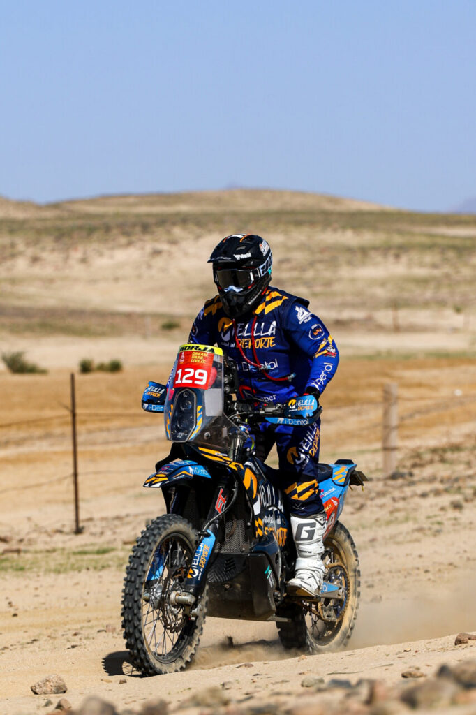 Borja Pérez Casimiro compitiendo en la etapa prólogo del Dakar en Arabia Saudí.