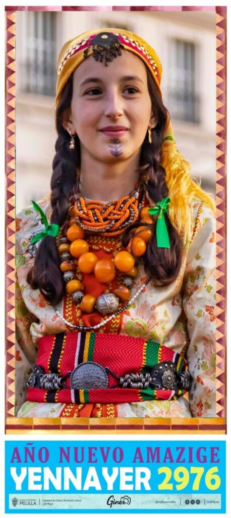Mujer vestida con trajes tradicionales amazigh en celebración del Yennayer