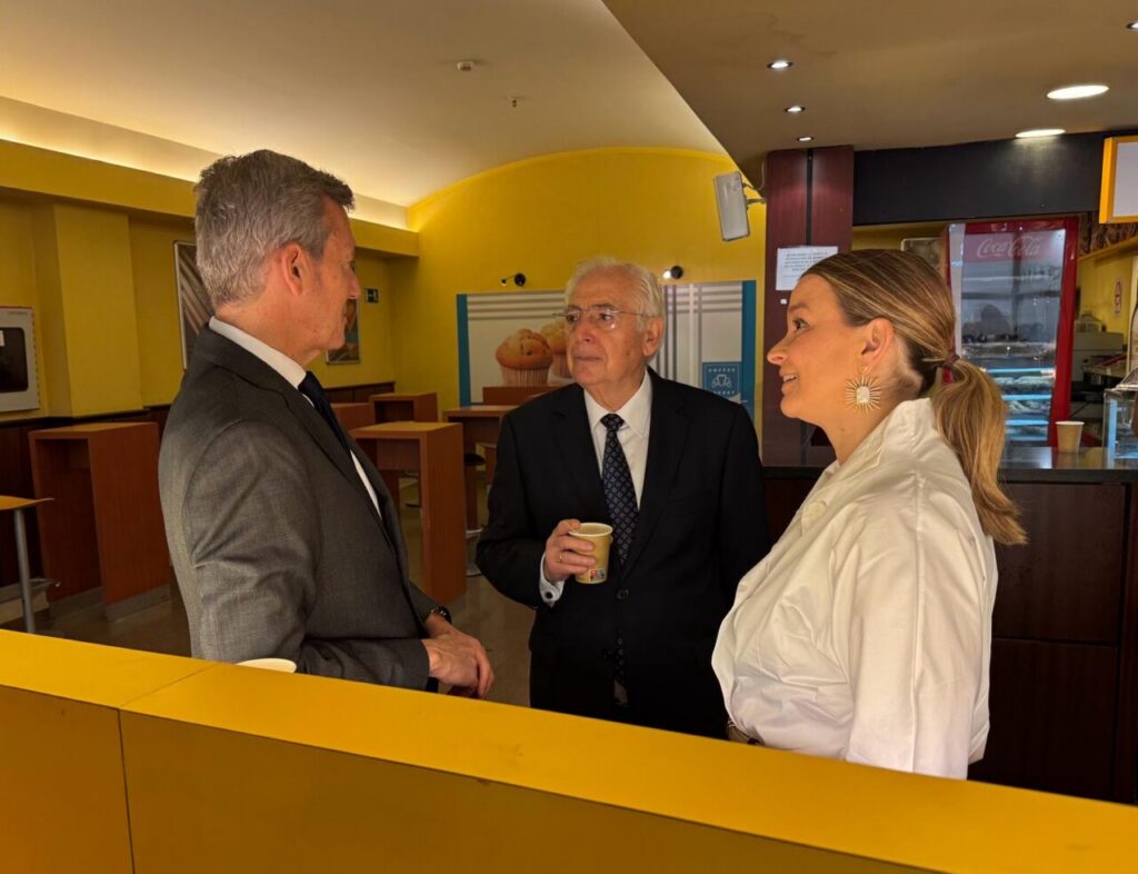 Los Reyes de España saludan al presidente de Melilla en FITUR