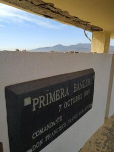 Placa con el nombre de la primera bandera de España en Melilla