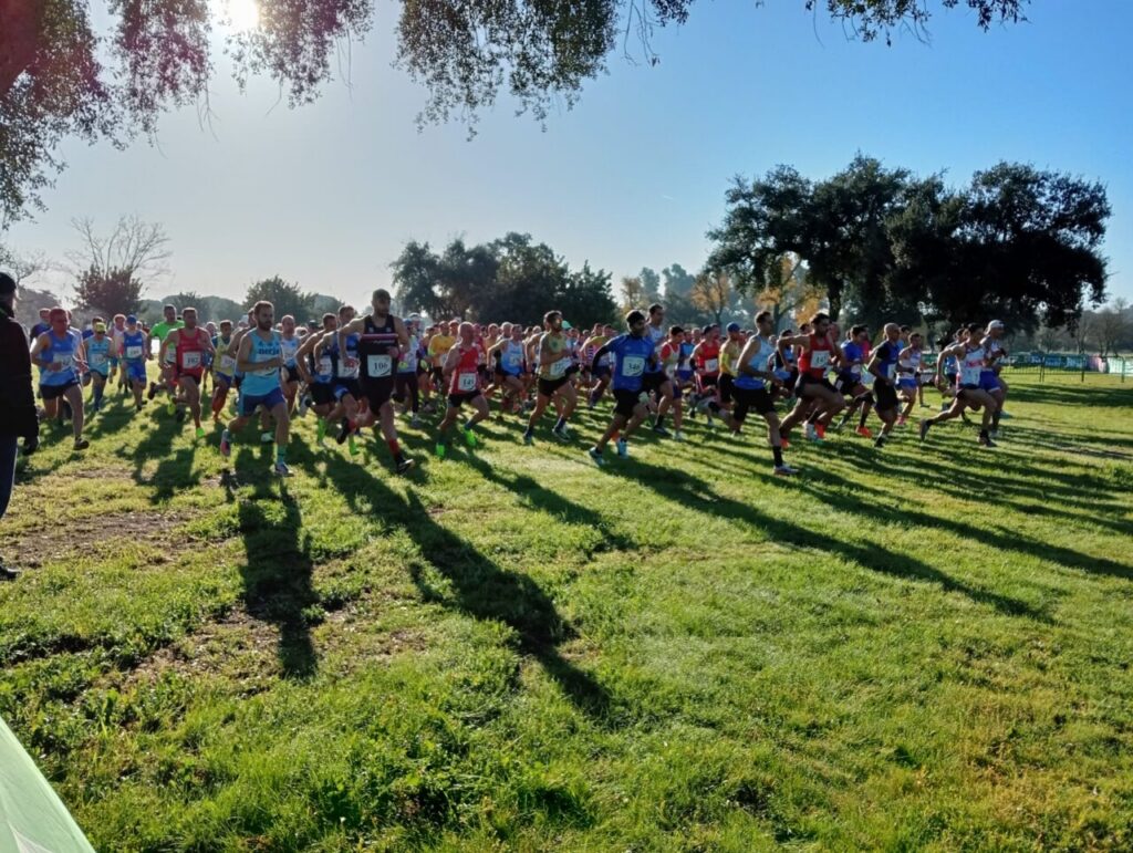 Atletas corriendo en el Campeonato de Andalucía Máster de atletismo