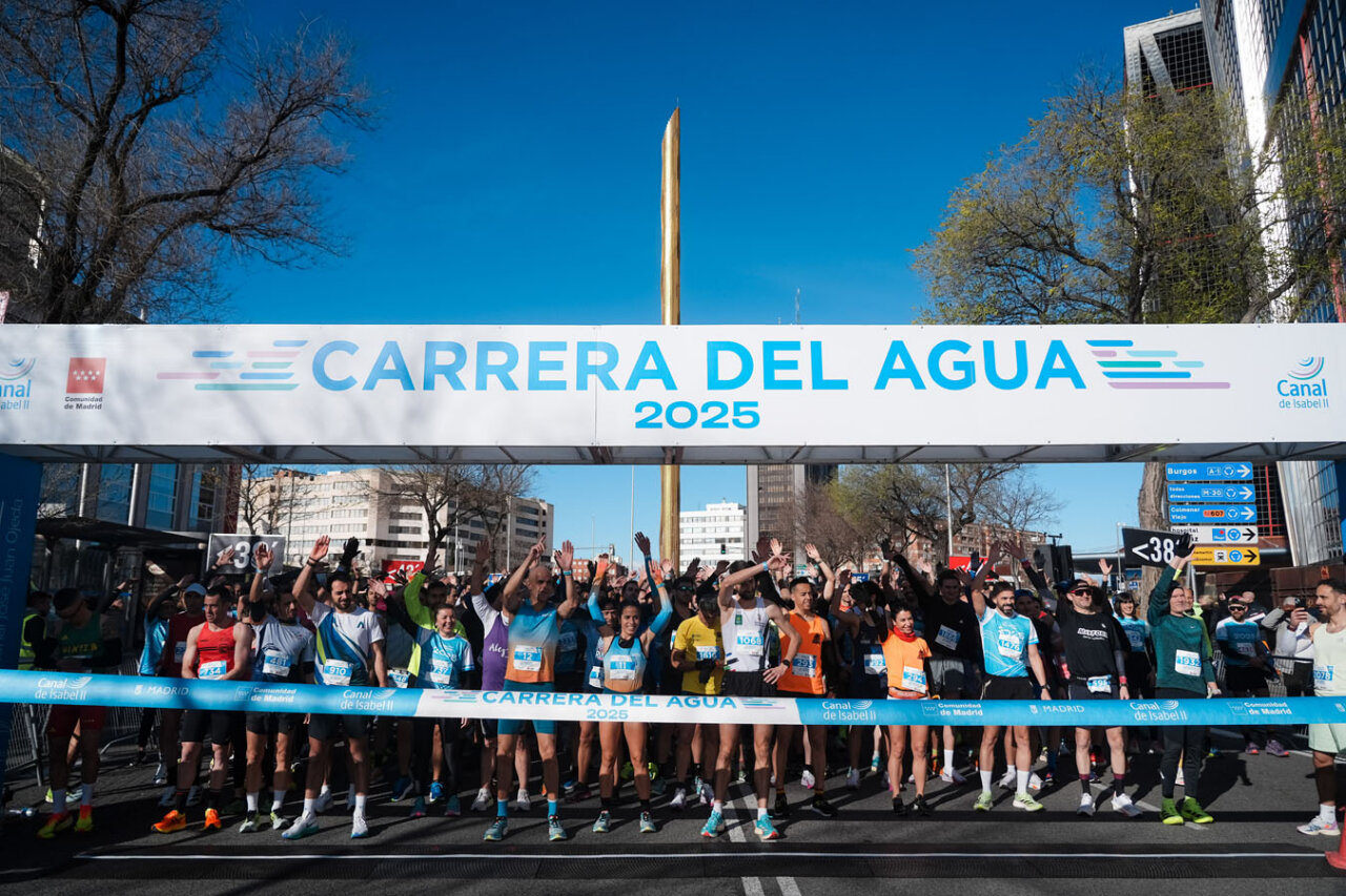 Participantes levantando las manos en la Carrera del Agua 2025 en Madrid