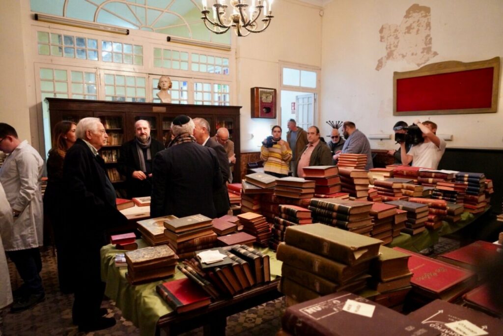 Visita al futuro Museo Arrabal en Melilla con libros y documentos