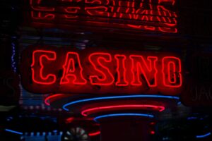 Cartel luminoso de un casino con luces de neón brillantes